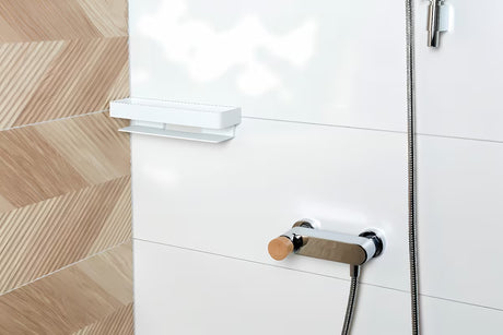 Zidna tuš polica SAT od nehrđajućeg čelika u krom izvedbi s bijelim umetkom.