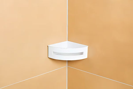 Bijela kutna tuš polica SAT od nehrđajućeg čelika s plastičnim umetkom pro lakše održavanje.