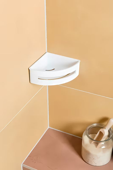 Bijela kutna tuš polica SAT od nehrđajućeg čelika s plastičnim umetkom pro lakše održavanje.