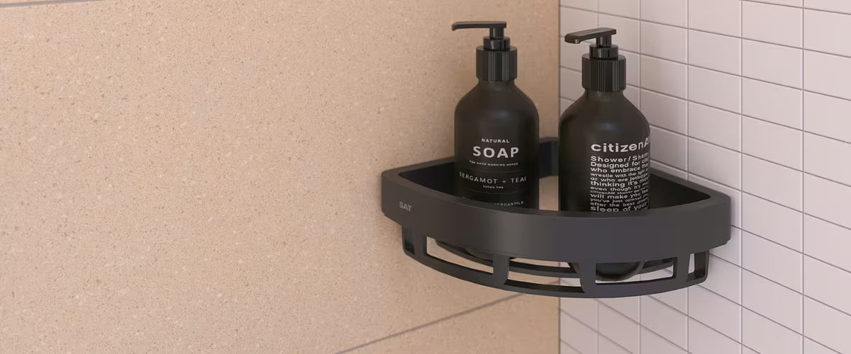 Crna kutna tuš polica SAT Industrial za kupaonicu od metala pro zidna montaža.