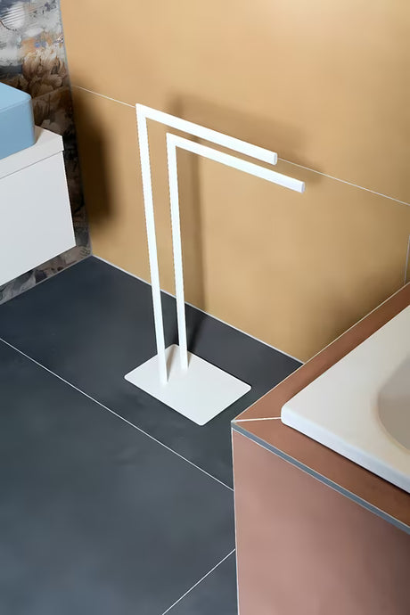 Samostojeći  držač ručnika SAT u mat bijeloj boji s modernim četvrtastim metalnim okvirom