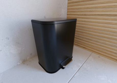 Samostojeći  kanta za otpad SAT od mat crnog metala s uklonjivim umetkom i zatvaranjem soft Close.