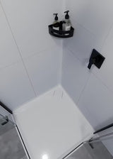 Kutna nehrđajuća polica za tuševi SAT u mat crnoj izvedbi s uklonjivim plastičnim umetkom.