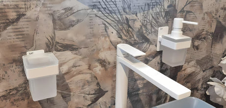 Bijeli dozator sapuna SAT pro montaža lijepljenjem bez bušenja