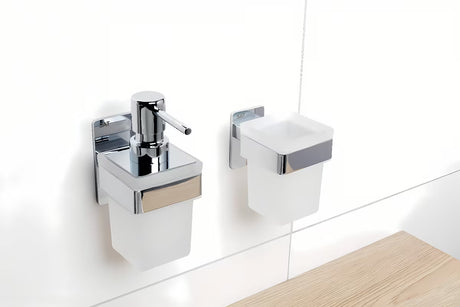 Kromirani dozator sapuna SAT od nehrđajućeg čelika pro montaža lijepljenjem bez bušenja.