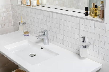 Zidni dozator sapuna SAT Simply R u krom izvedbi s mat staklom