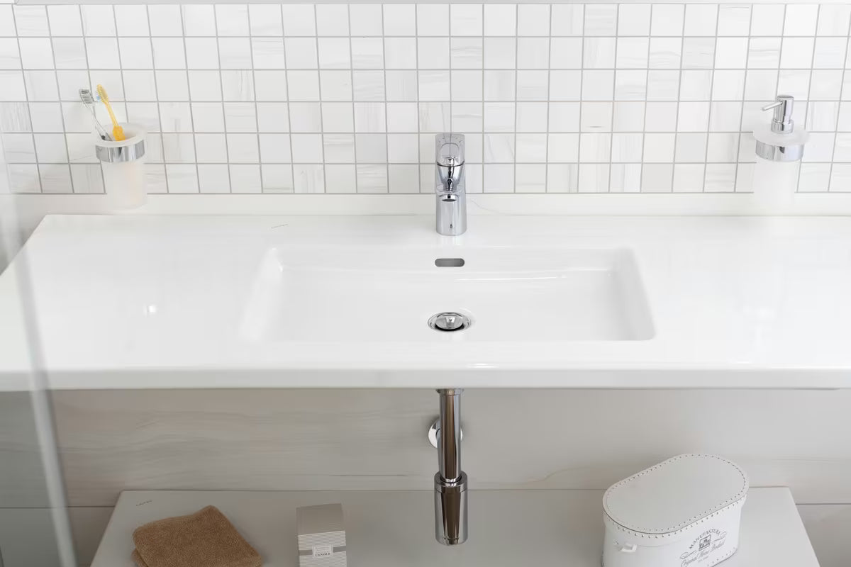 Zidni držač čaša SAT Simply R u krom izvedbi s mat staklom.