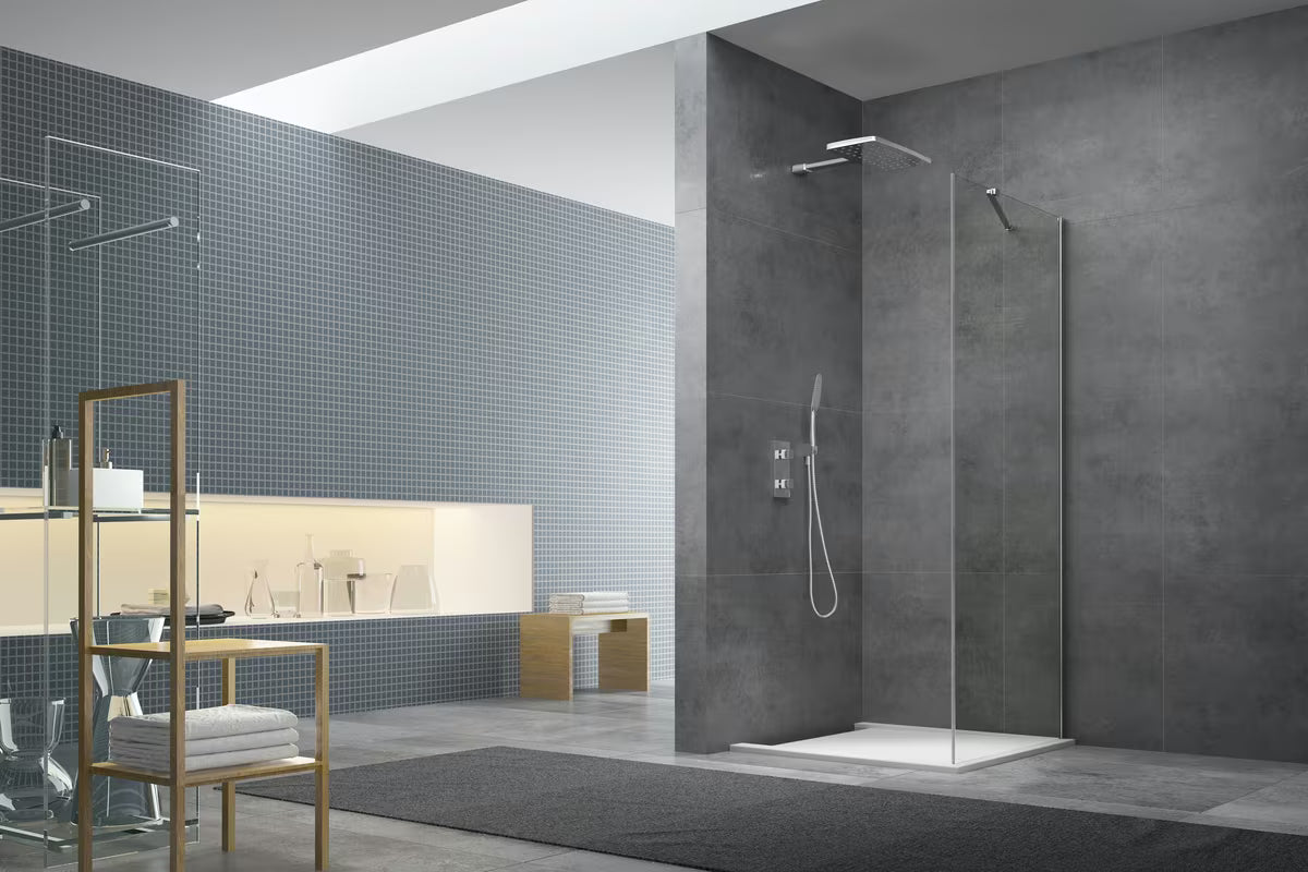 Fiksna tuš stranica za vrata  90 cm s prozirnim staklom i profilima u sjajnom kromu.