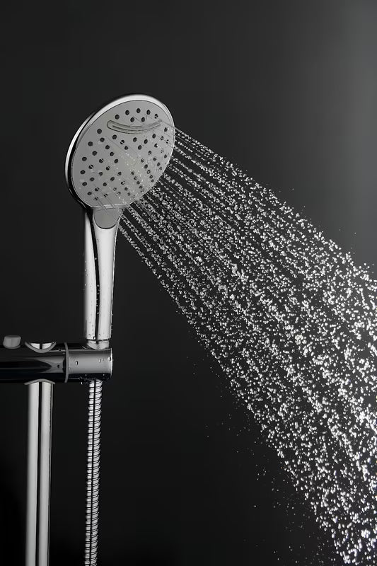 Bijela i krom ručna ručni tuš SAT s tri vrste mlaza i promjerom 12 cm.