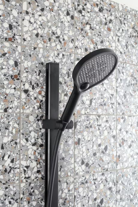 Tuš šipka SAT za zid u crnoj mat boji s kliznim i nagibnim držačem tuševi