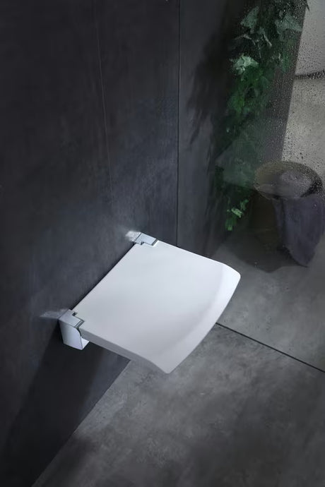 Bijelo sklopivo sjedalo za tuš SAT pro za udobnije i sigurnije tuširanje