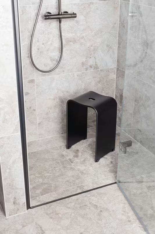 Crni sjedalo za tuš SAT od akrila s otvorom u sjedalu pro lakšeg rukovanja