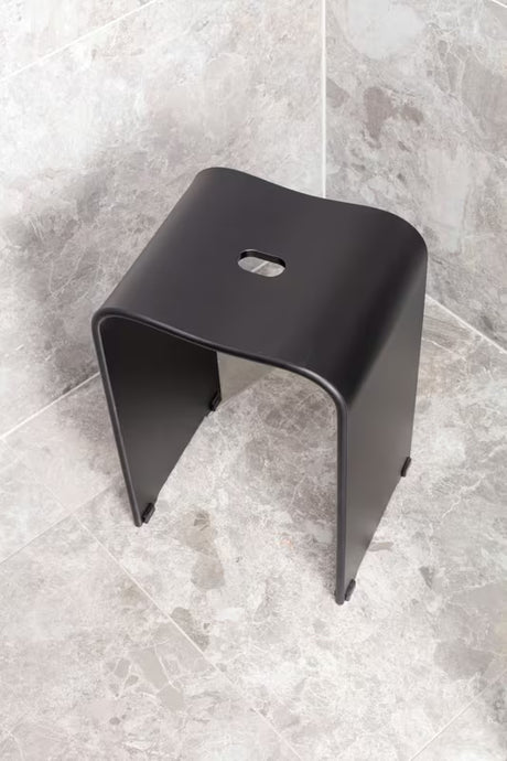 Crni sjedalo za tuš SAT od akrila s otvorom u sjedalu pro lakšeg rukovanja