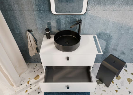 Crni sjedalo za tuš SAT od akrila s otvorom u sjedalu pro lakšeg rukovanja