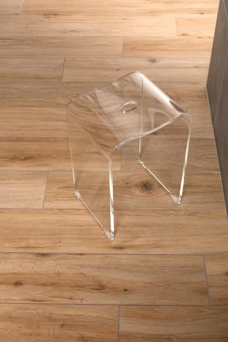 Prozirni sjedalo za tuš SAT od prozirnog akrila s otvorom u sjedalu pro lakšeg rukovanja.