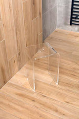 Prozirni sjedalo za tuš SAT od prozirnog akrila s otvorom u sjedalu pro lakšeg rukovanja.