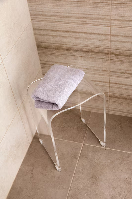 Prozirni sjedalo za tuš SAT od prozirnog akrila s otvorom u sjedalu pro lakšeg rukovanja.