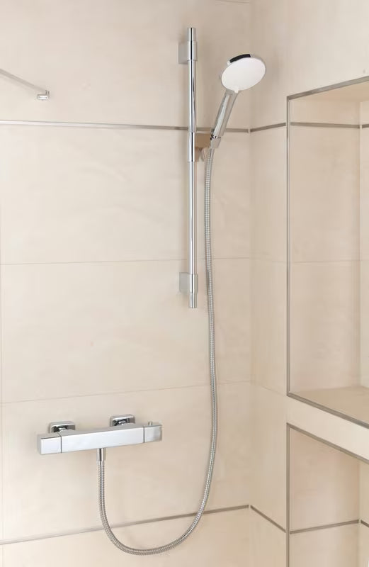 Tuš set SAT u krom izvedbi s ručnim tušem, tuš šipkom i crijevom pro zidna montaža.