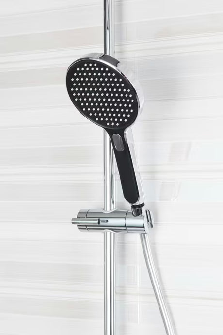 Tuš sustav SAT s termostatskom miješalicom, s nadglavnim i ručnim tušem te staklenom policom u crnoj i krom boji.