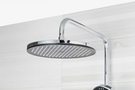 Tuš sustav SAT s termostatskom miješalicom, s nadglavnim i ručnim tušem te staklenom policom u crnoj i krom boji.