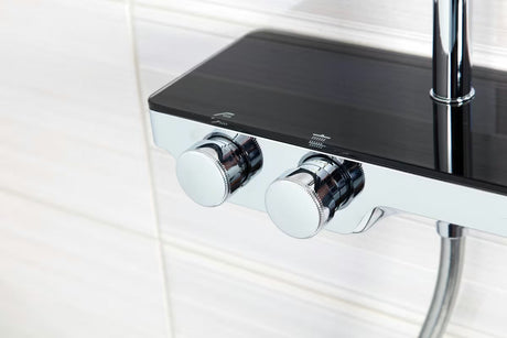 Tuš sustav SAT s termostatskom miješalicom, s nadglavnim i ručnim tušem te staklenom policom u crnoj i krom boji.