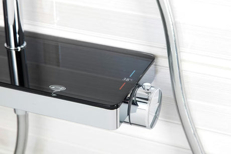 Tuš sustav SAT s termostatskom miješalicom, s nadglavnim i ručnim tušem te staklenom policom u crnoj i krom boji.