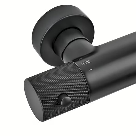 Termostatski tuš sustav SAT s crnom mat termostatskom slavinom, nadglavnim i ručnim tušem.