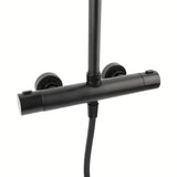 Crni tuš sustav SAT s termostatskom miješalicom sa sigurnosnim graničnikom na 38 °C.