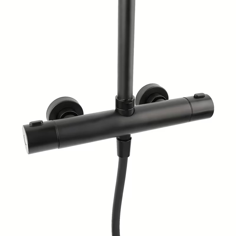 Crni tuš sustav SAT s termostatskom miješalicom sa sigurnosnim graničnikom na 38 °C.