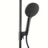 Crni tuš sustav SAT s termostatskom miješalicom sa sigurnosnim graničnikom na 38 °C.