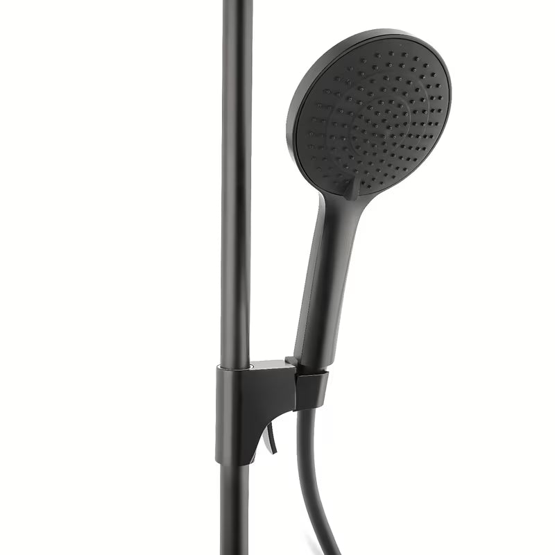 Crni tuš sustav SAT s termostatskom miješalicom sa sigurnosnim graničnikom na 38 °C.