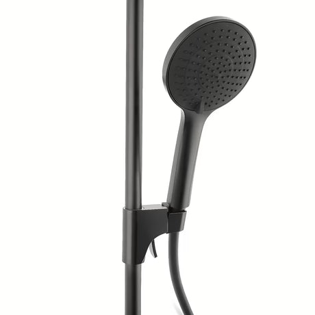 Crni tuš sustav SAT s termostatskom miješalicom sa sigurnosnim graničnikom na 38 °C.