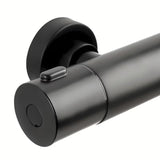 Crni tuš sustav SAT s termostatskom miješalicom sa sigurnosnim graničnikom na 38 °C.