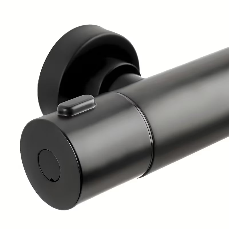 Crni tuš sustav SAT s termostatskom miješalicom sa sigurnosnim graničnikom na 38 °C.