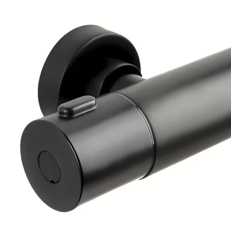 Crni tuš sustav SAT s termostatskom miješalicom sa sigurnosnim graničnikom na 38 °C.