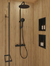 Crni tuš sustav SAT s termostatskom miješalicom sa sigurnosnim graničnikom na 38 °C.