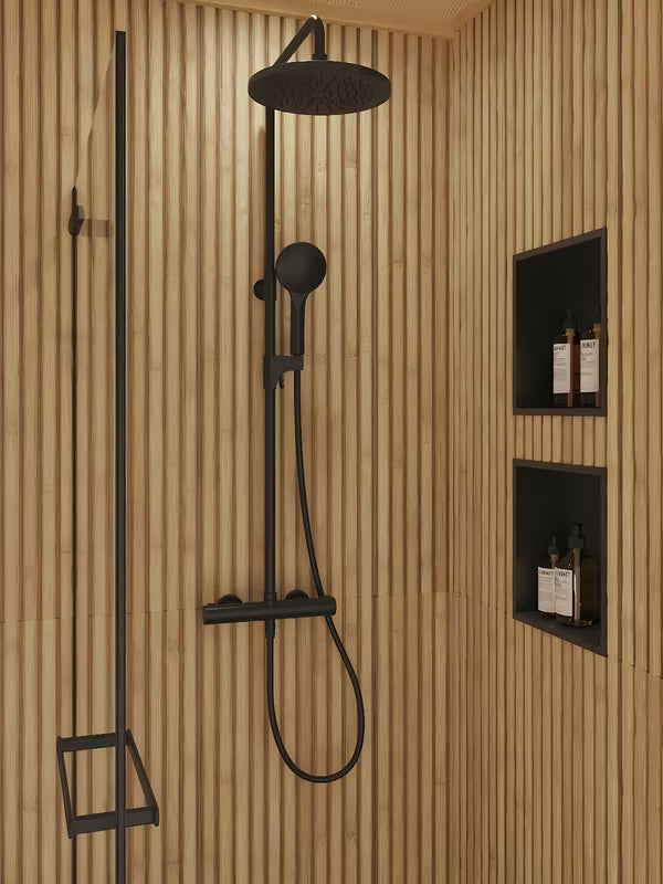 Crni tuš sustav SAT s termostatskom miješalicom sa sigurnosnim graničnikom na 38 °C.