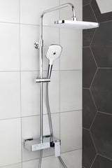 Tuš sustav SAT Chrome s jednoručnom miješalicom, policom, nadglavnim i ručnim tušem u izvedbi bijela/krom.