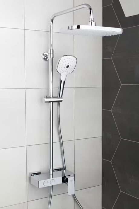 Tuš sustav SAT Chrome s jednoručnom miješalicom, policom, nadglavnim i ručnim tušem u izvedbi bijela/krom.