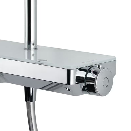 Tuš sustav SAT Chrome s termostatskom miješalicom, staklenom policom te nadglavnim i ručnim tušem u krom izvedbi.