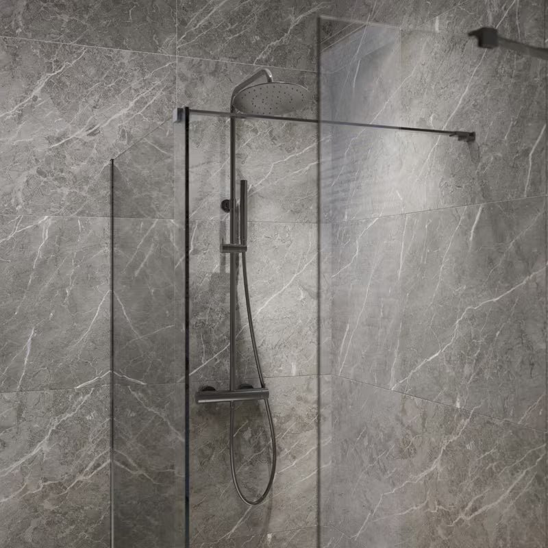 Tuš sustav SAT Dark s termostatskom miješalicom u izvedbi PVD Gun Metal s nadglavnim i ručnim tušem.