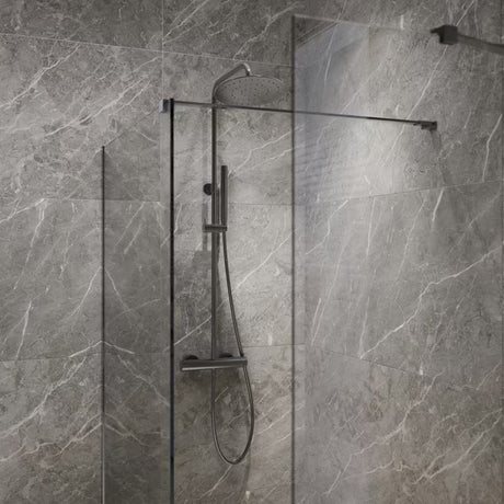 Tuš sustav SAT Dark s termostatskom miješalicom u izvedbi PVD Gun Metal s nadglavnim i ručnim tušem.