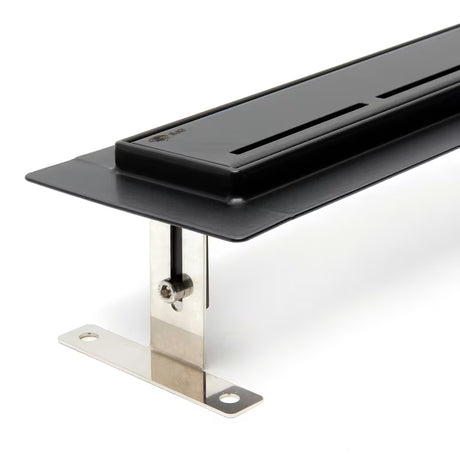 Crni tuš kanalica SAT s rešetkom 70 cm i sifonom na jednoj strani