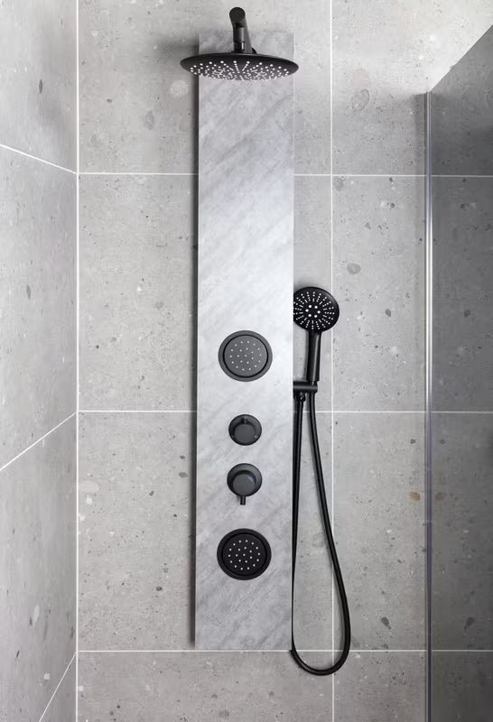 Hidromasažni tuš panel SAT Stoneshower u crnoj izvedbi s dekorom kamena, s nadglavnim i ručnim tušem.