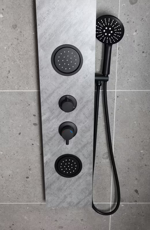 Hidromasažni tuš panel SAT Stoneshower u crnoj izvedbi s dekorom kamena, s nadglavnim i ručnim tušem.