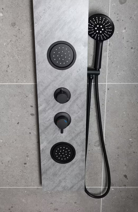 Hidromasažni tuš panel SAT Stoneshower u crnoj izvedbi s dekorom kamena, s nadglavnim i ručnim tušem.
