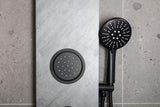 Hidromasažni tuš panel SAT Stoneshower u crnoj izvedbi s dekorom kamena, s nadglavnim i ručnim tušem.