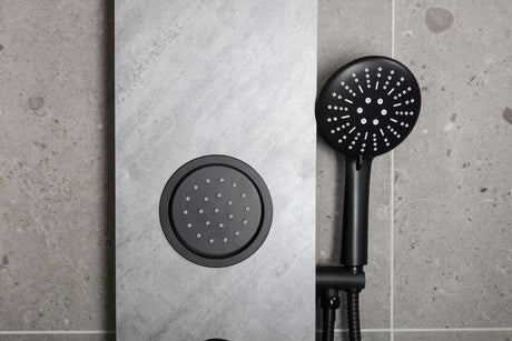 Hidromasažni tuš panel SAT Stoneshower u crnoj izvedbi s dekorom kamena, s nadglavnim i ručnim tušem.