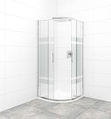 Polukružna tuš kabina SAT Tex 80x80 cm s prozirnim staklom, dekorom Stripe i profilima u sjajnom kromu.