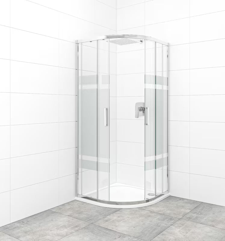 Polukružna tuš kabina SAT Tex 80x80 cm s prozirnim staklom, dekorom Stripe i profilima u sjajnom kromu.